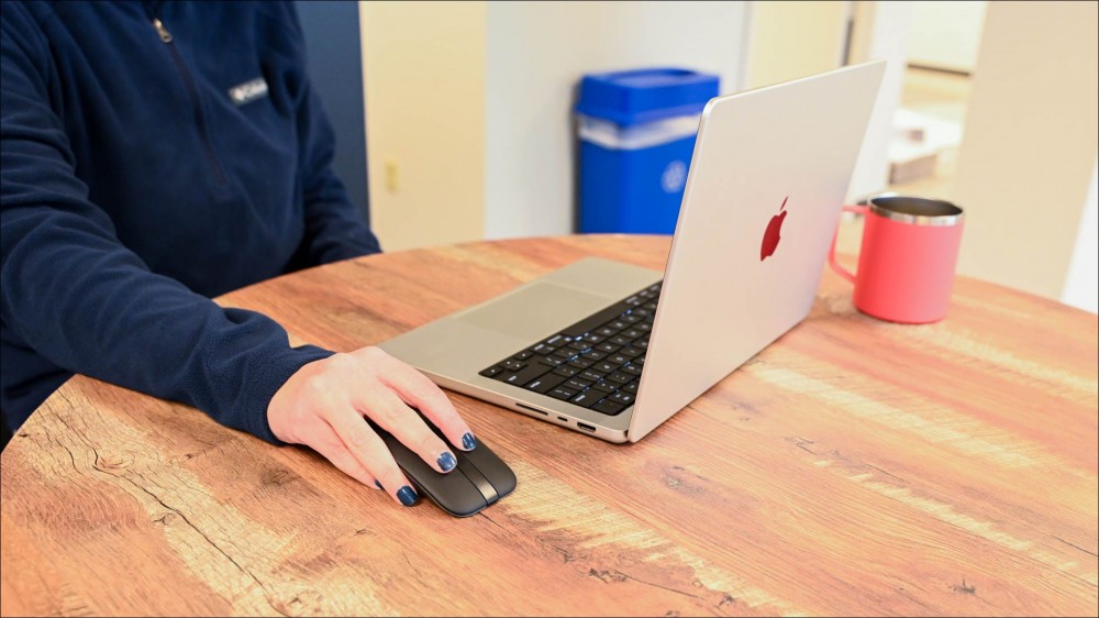 Dell Portable Ms700 Mouse in Use at a Cafe